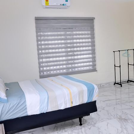 Queens Place Hotel Accra Buitenkant foto