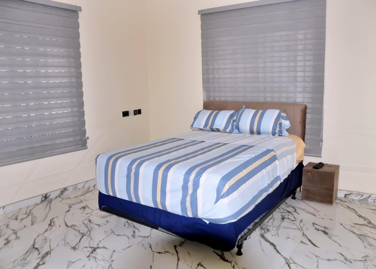 Queens Place Hotel Accra Buitenkant foto