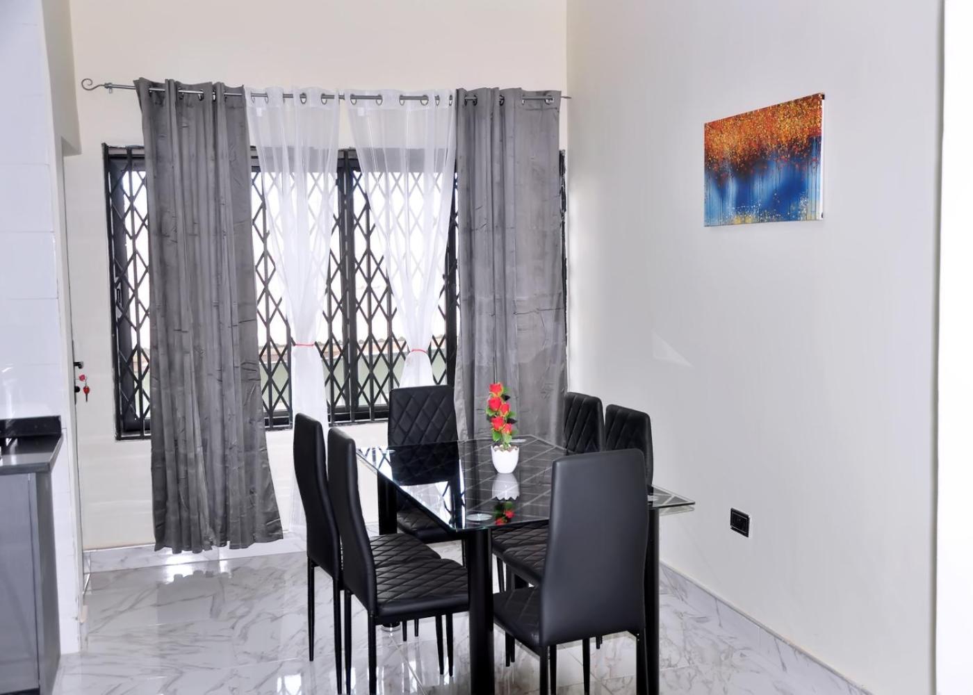 Queens Place Hotel Accra Buitenkant foto