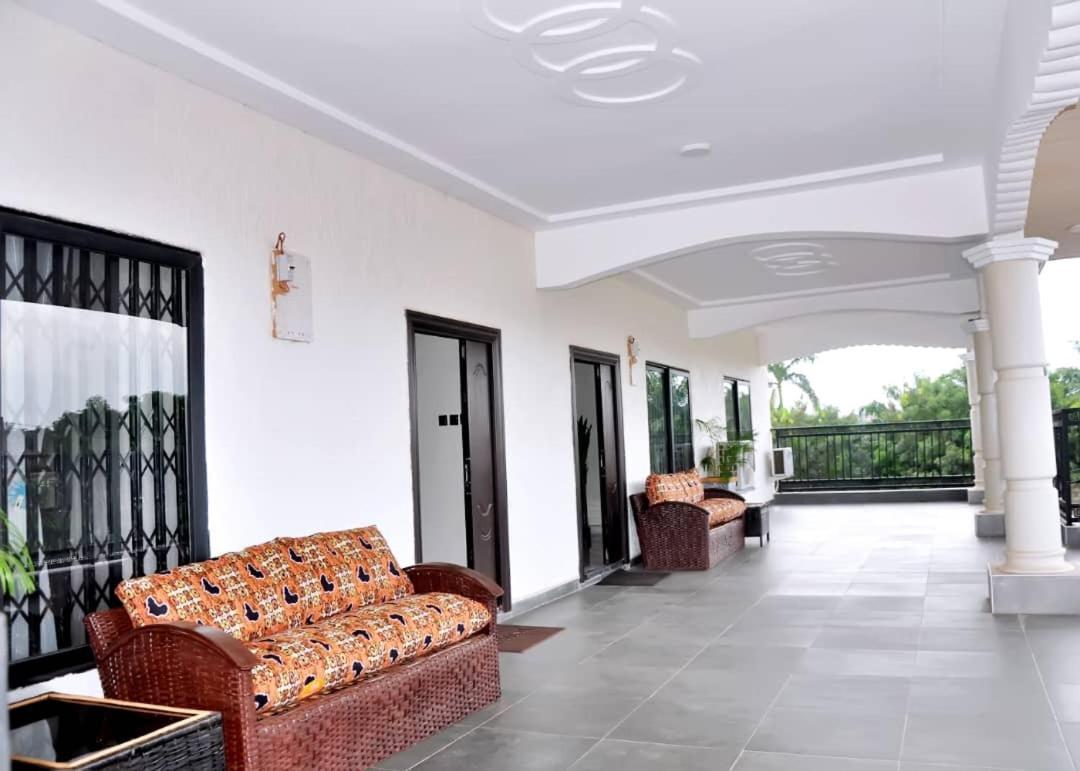 Queens Place Hotel Accra Buitenkant foto