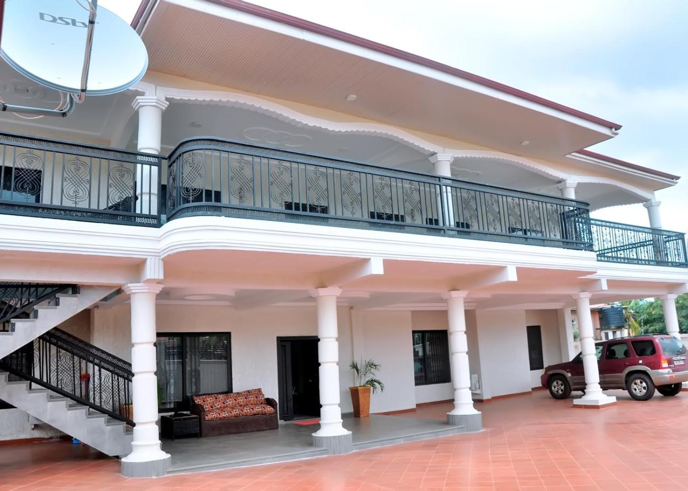 Queens Place Hotel Accra Buitenkant foto