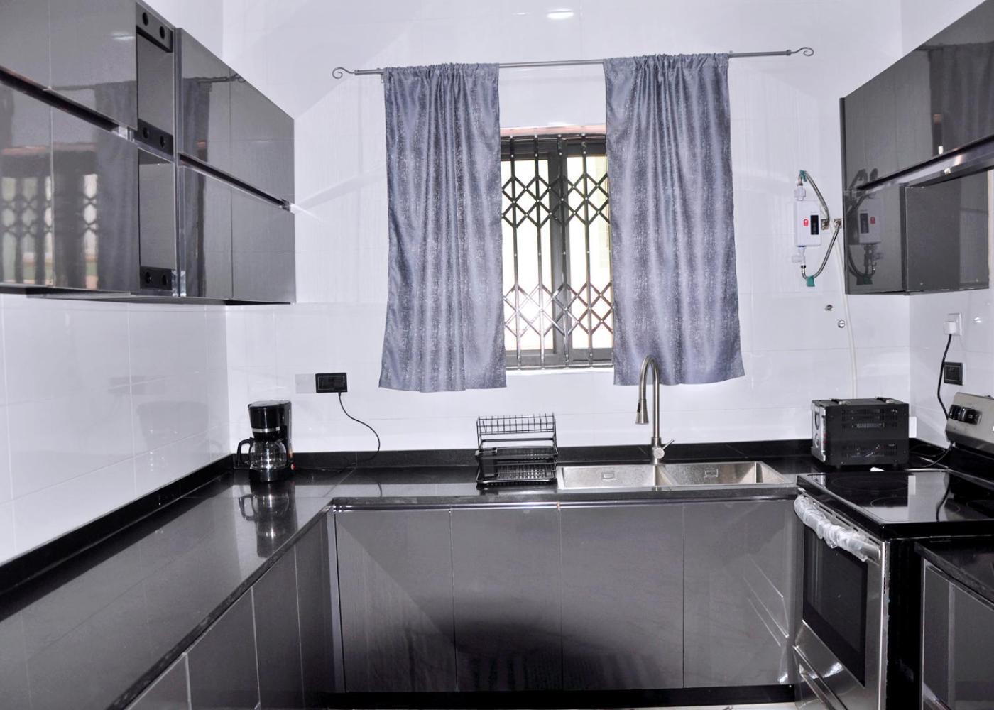Queens Place Hotel Accra Buitenkant foto