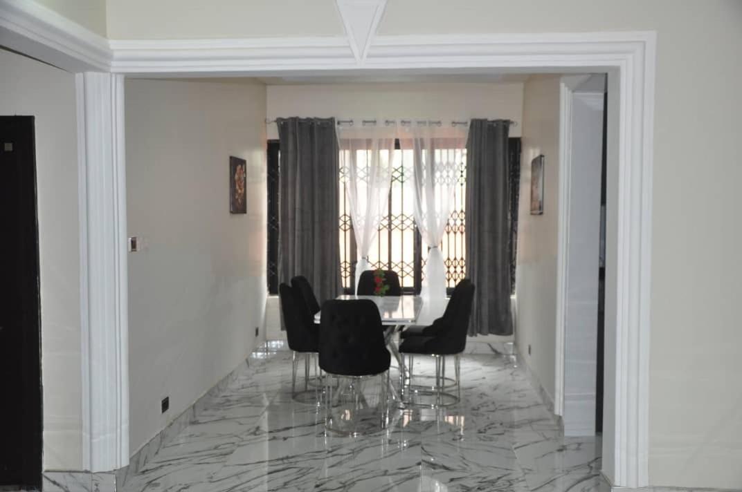 Queens Place Hotel Accra Buitenkant foto