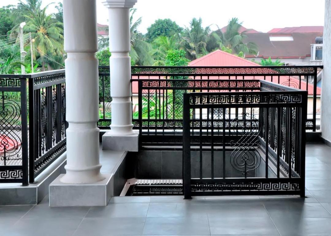 Queens Place Hotel Accra Buitenkant foto