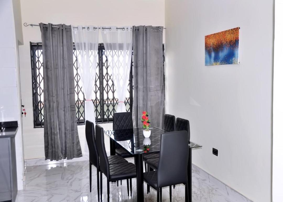 Queens Place Hotel Accra Buitenkant foto