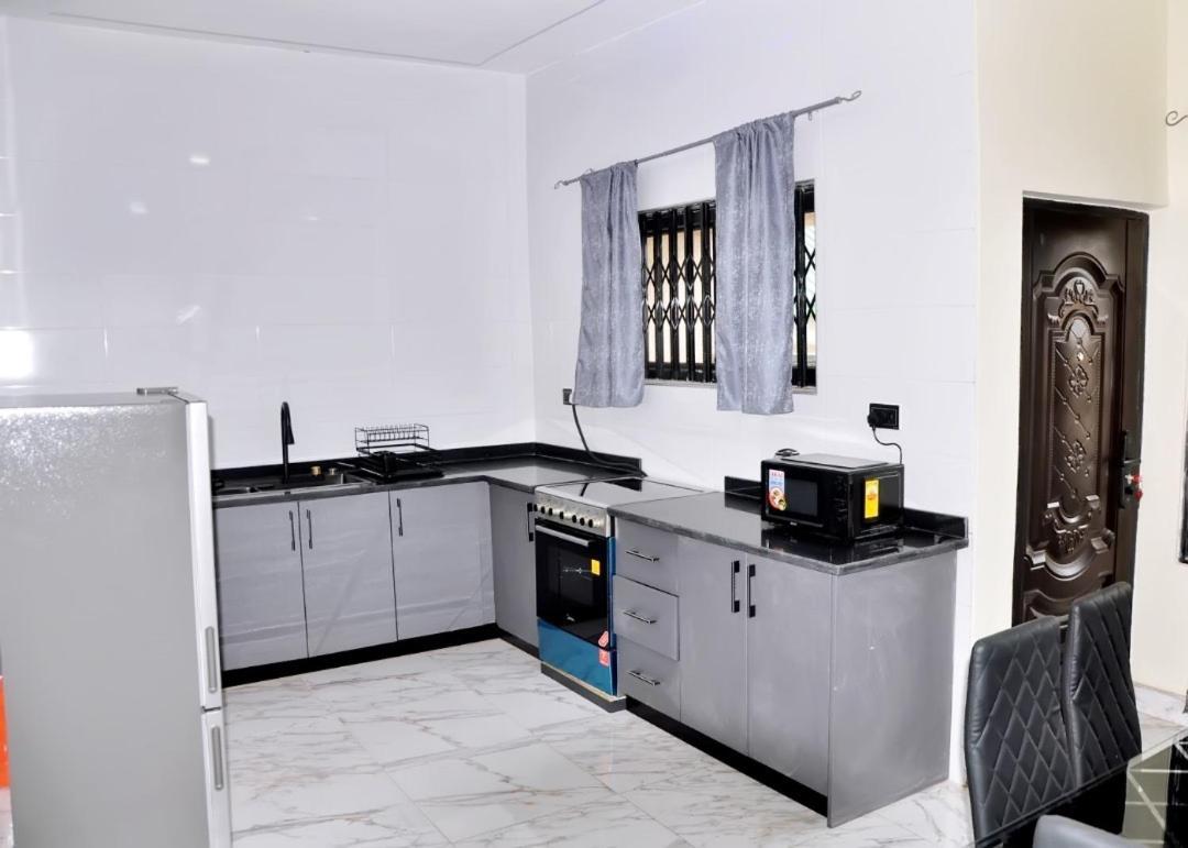 Queens Place Hotel Accra Buitenkant foto