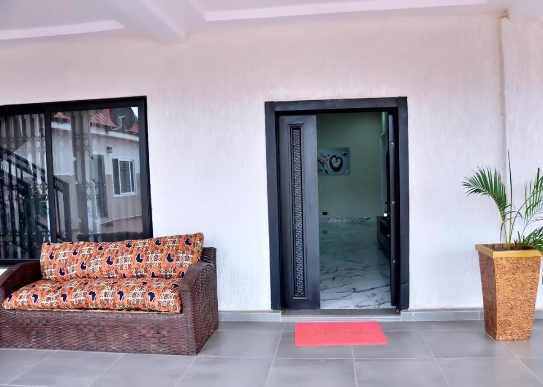 Queens Place Hotel Accra Buitenkant foto