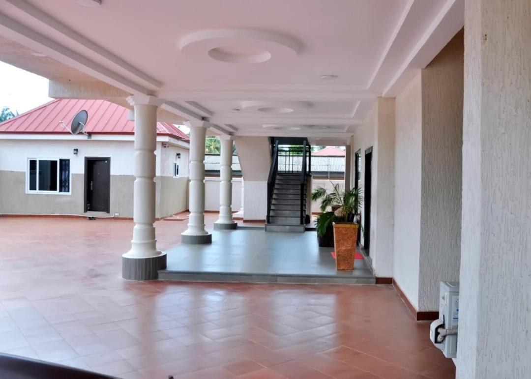 Queens Place Hotel Accra Buitenkant foto