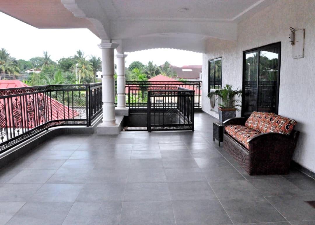 Queens Place Hotel Accra Buitenkant foto