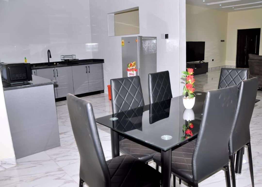 Queens Place Hotel Accra Buitenkant foto