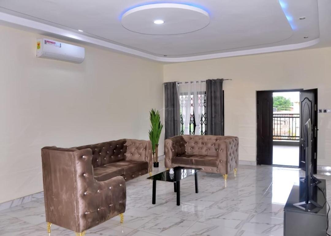 Queens Place Hotel Accra Buitenkant foto