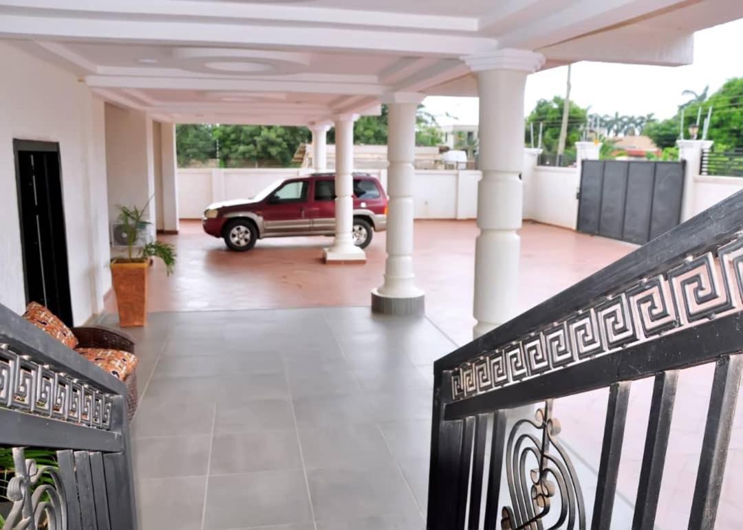 Queens Place Hotel Accra Buitenkant foto